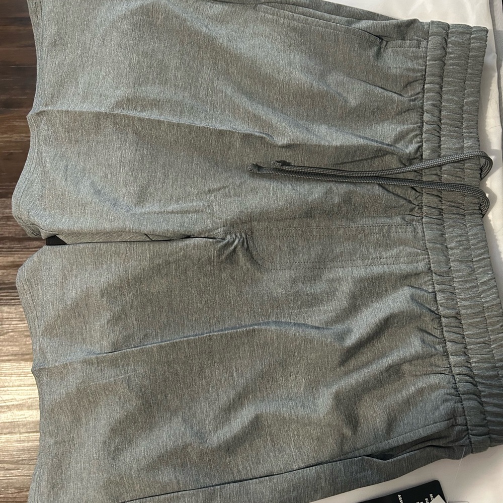 8” pull on short with drawstring waist. Waist:15in. Hip:20in. Long:18in